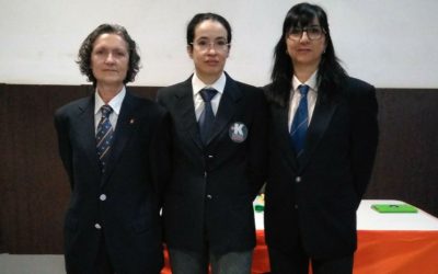 Tribunal de mujeres para el examen de cinturón negro y danes